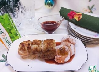 Индейка с яблоками и соусом