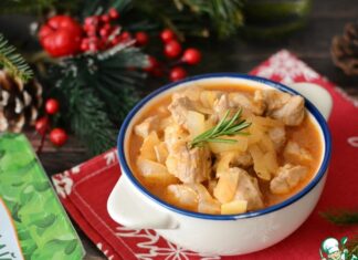 Индейка, тушеная в яблочно-томатном соусе