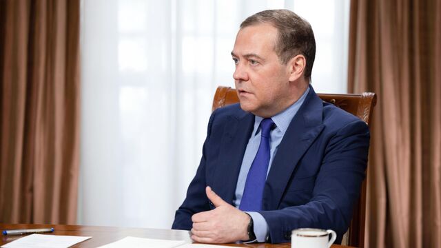 Медведев назвал президента Грузии «безумной тетей» и пригрозил повесить ее на фонарном столбе