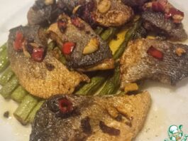 Морской окунь со спаржей