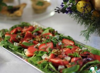 Новогодний салат с клубникой и необычной заправкой