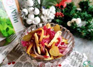 Салат с квашеной капустой и индейкой