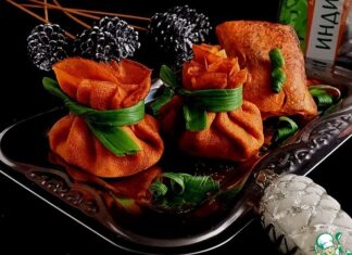 Томатные блинчики с острой начинкой