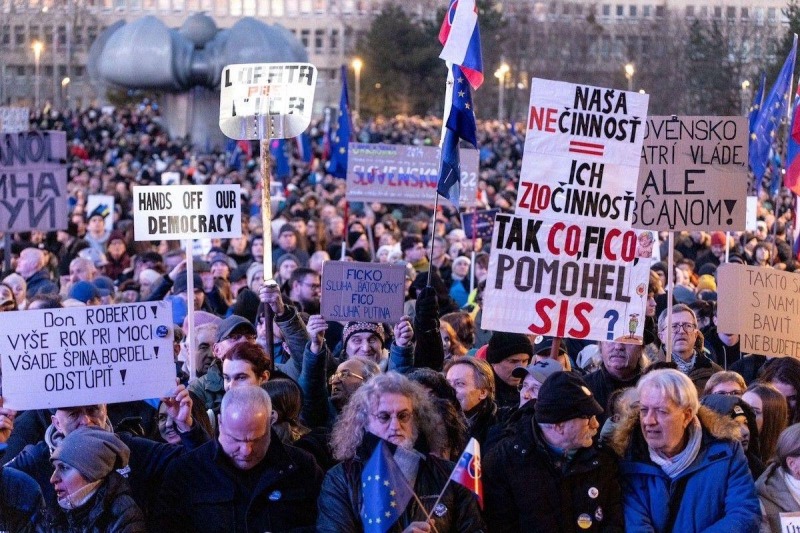 В Словакии массовые протесты против правительства пророссийского премьера Фицо | ФОТО