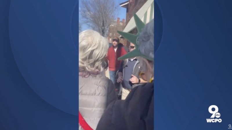Появилось видео разговора проукраинских протестующих с Вэнсом