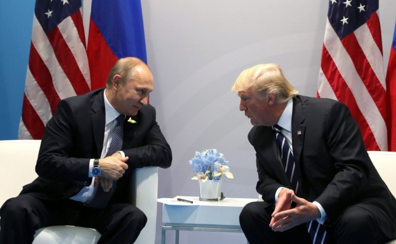 CNN показал портрет Трампа, который ему подарил Путин