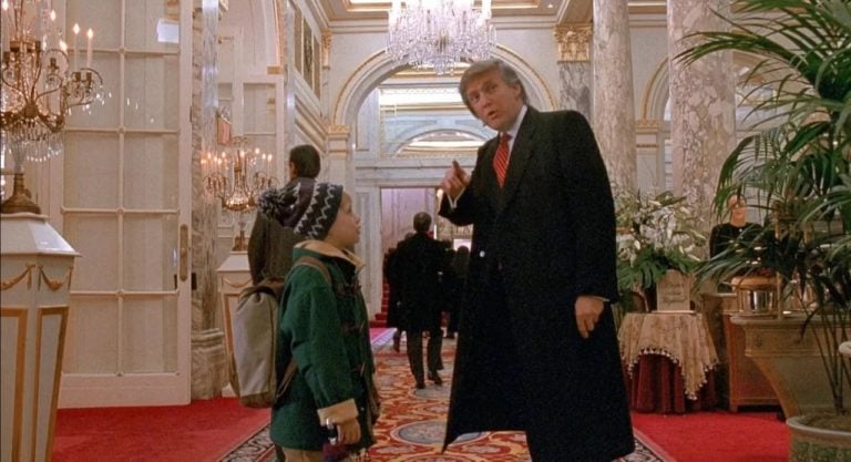 Режиссер «Один дома 2» заявил, что хотел бы вырезать камео Трампа из фильма, но не может