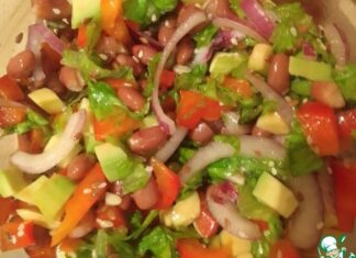 Салат с авокадо и овощами