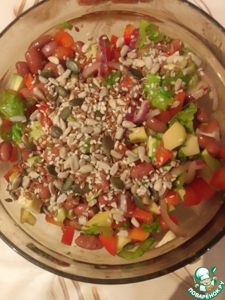 Салат с авокадо и овощами