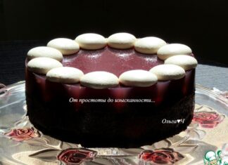 Шоколадный торт с ягодным желе