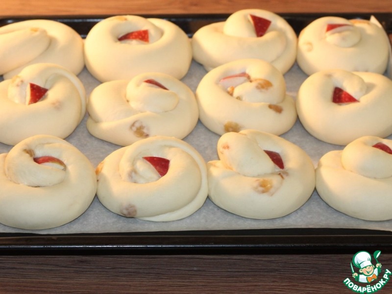 Сладкие пасхальные крученки с изюмом