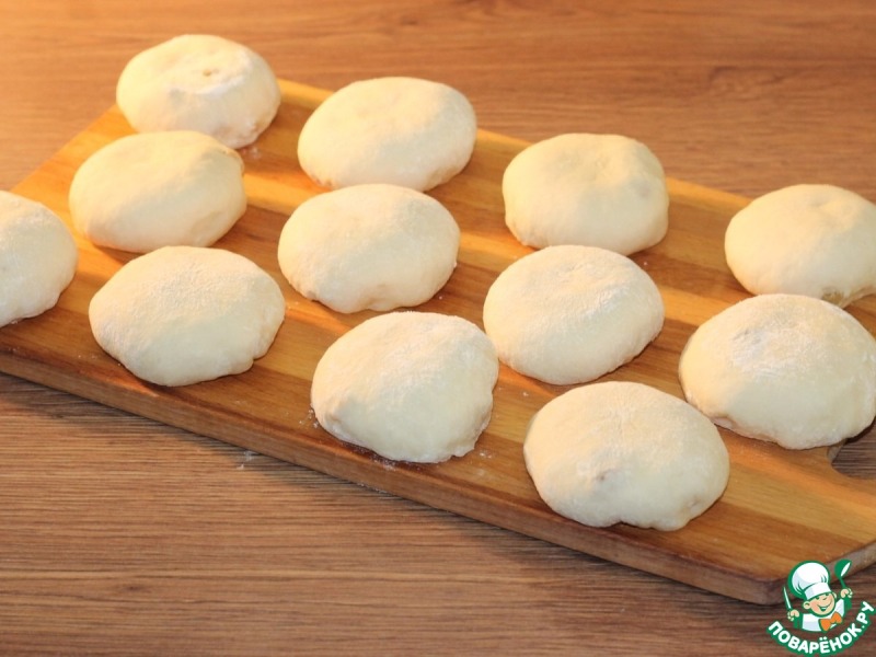 Сладкие пасхальные крученки с изюмом