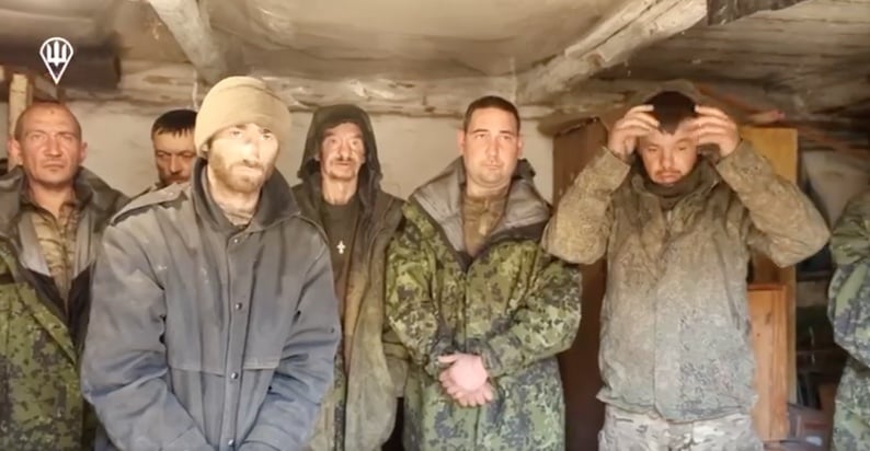 Украинские десантники взяли в плен 9 россиян на Курщине | ВИДЕО