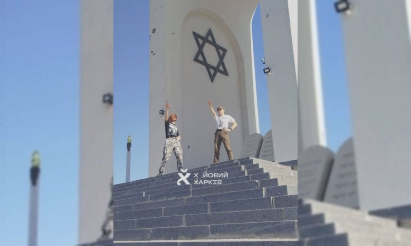 В Харькове двое парней позировали с нацистским жестом на мемориале жертвам Холокоста