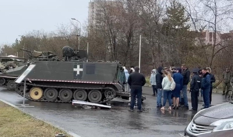 В РФ во время выставки «захваченной техники ВСУ» крышка БТР убила ребенка