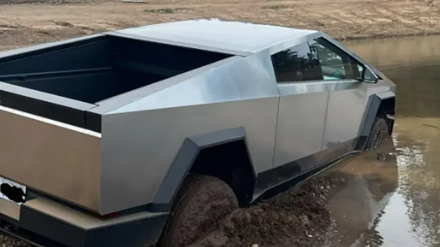 В США владелец Cybertruck застрял в грязи, проверяя заявления Маска о возможностях авто