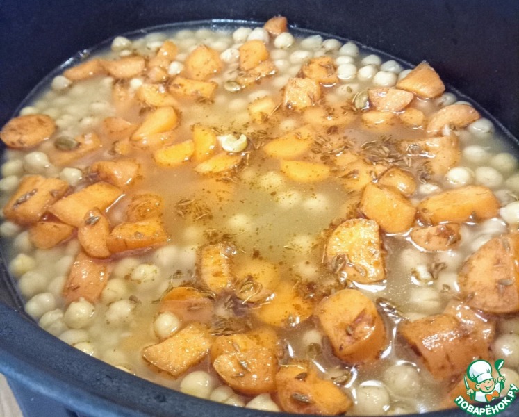 Запеченная морковь с нутом, финиками, фетой