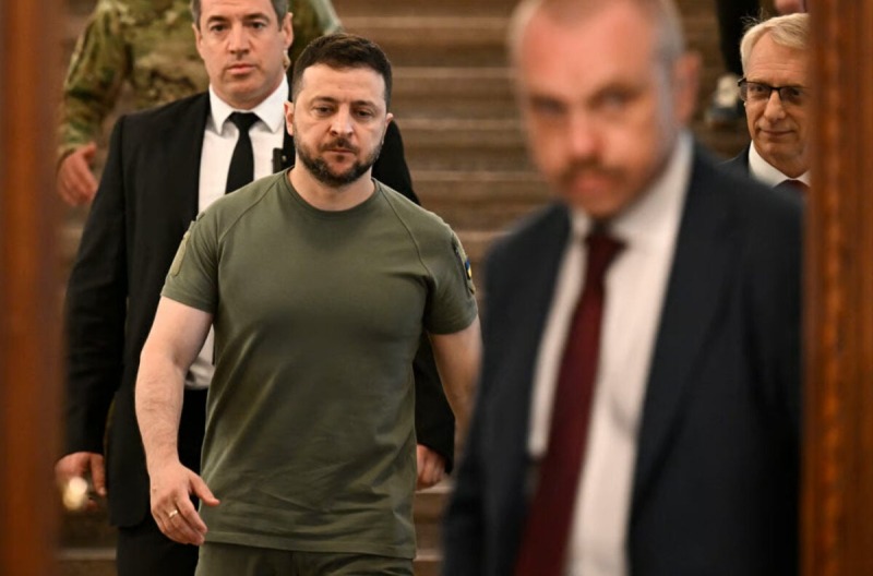 Зеленского на площади Святого Петра в Ватикане приветствовали аплодисментами | ВИДЕО