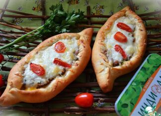 Булки-лодочки с фаршем и сыром