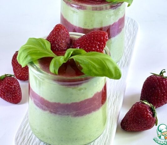 Десерт из йогурта с базиликом и клубникой