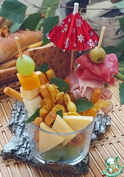 Фуршетный стаканчик "Фруктово-сырно-мясной"
