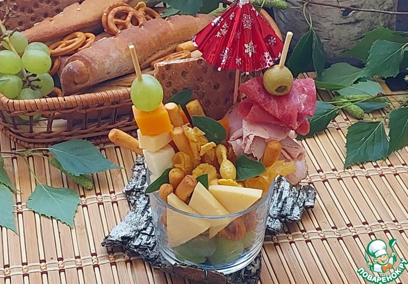 Фуршетный стаканчик "Фруктово-сырно-мясной"
