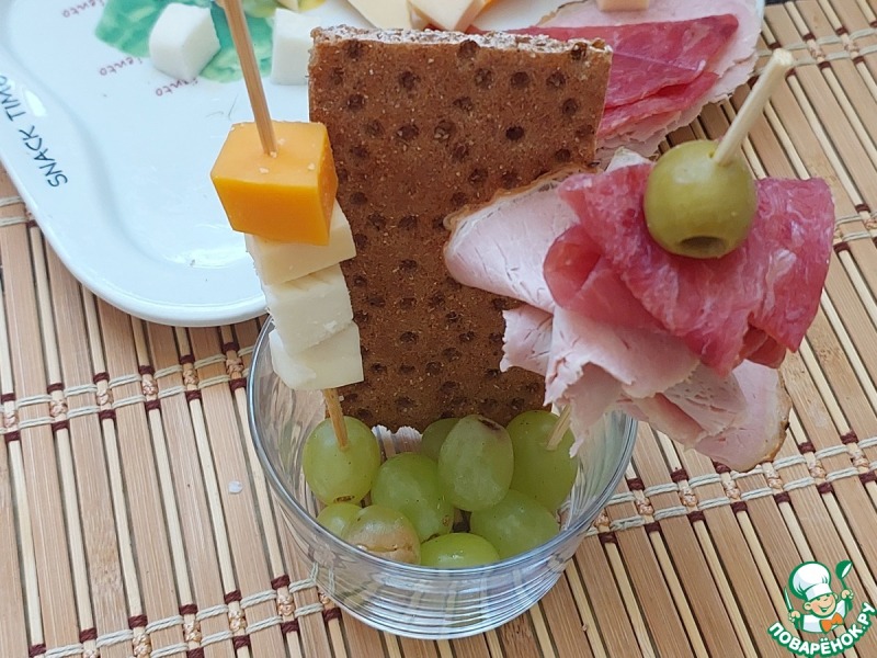 Фуршетный стаканчик "Фруктово-сырно-мясной"