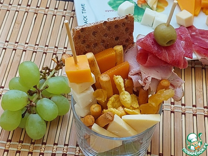 Фуршетный стаканчик "Фруктово-сырно-мясной"