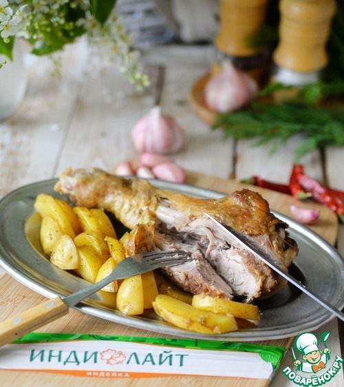 Голень индейки с картофелем в фольге