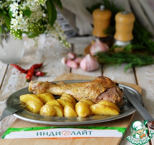 Голень индейки с картофелем в фольге