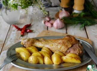 Голень индейки с картофелем в фольге