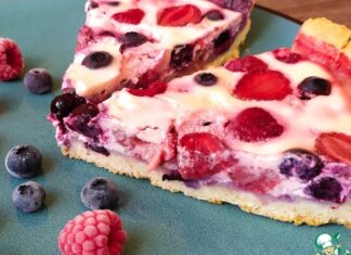 Ягодный пирог со сметанной заливкой