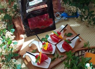 Канапе с сыровяленым филе бедра индейки