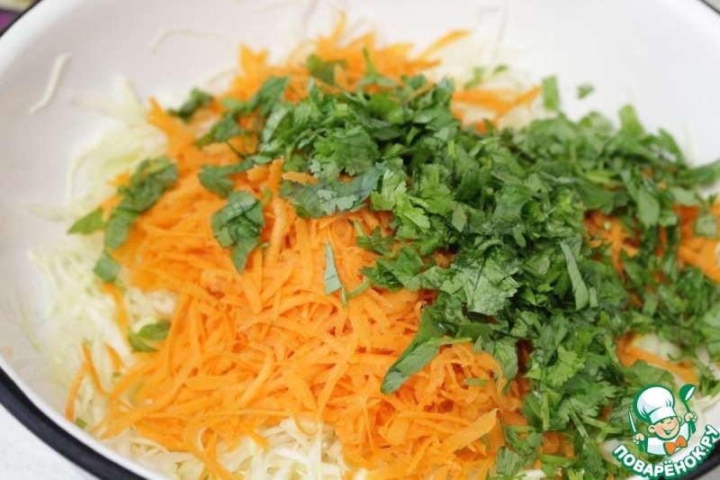 Капустно-морковный салат с яблоком