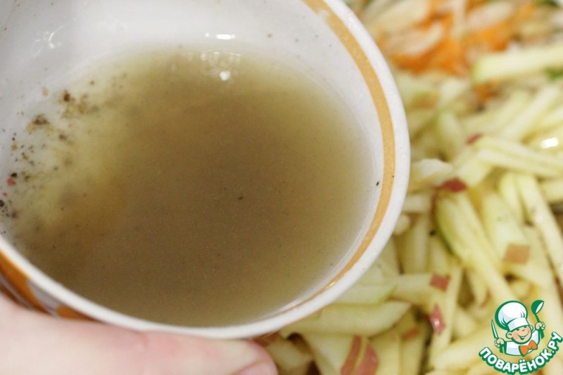 Капустно-морковный салат с яблоком