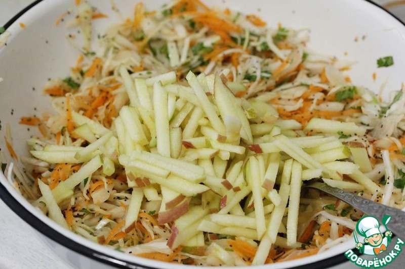 Капустно-морковный салат с яблоком