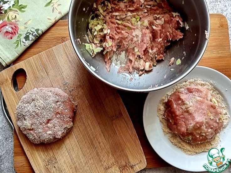 Котлеты-гриль с молодой капустой