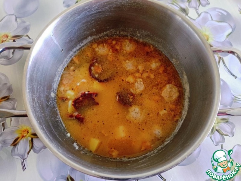 Кулеш с купатами и вялеными томатами