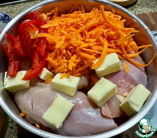 Курица. Тушеная с морковкой и паприкой