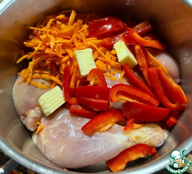 Курица. Тушеная с морковкой и паприкой