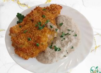 Куриный шницель в чипсах с грибным соусом