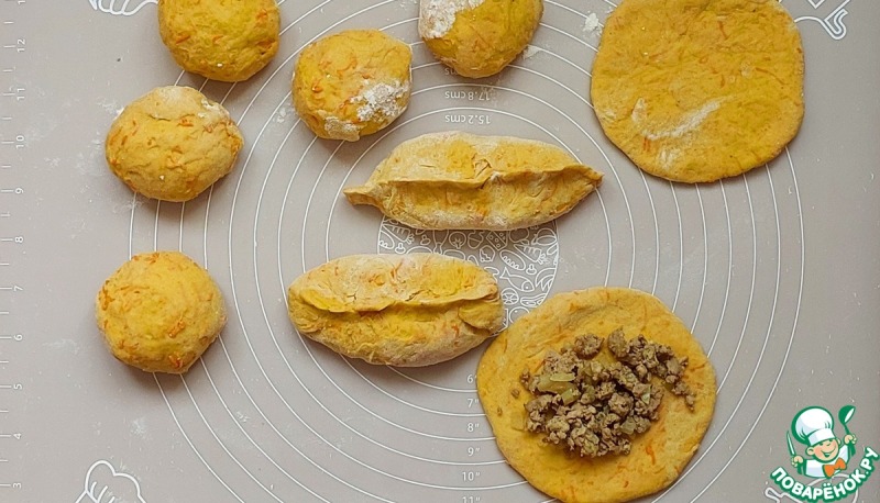 Морковные пироги с индейкой