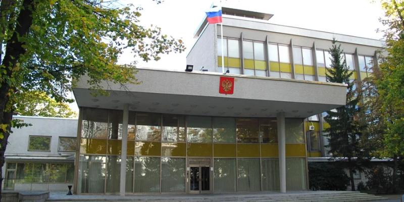 На посольство РФ в Швеции дрон сбросил емкость с краской
