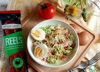 Овощной салат с колбасными снеками