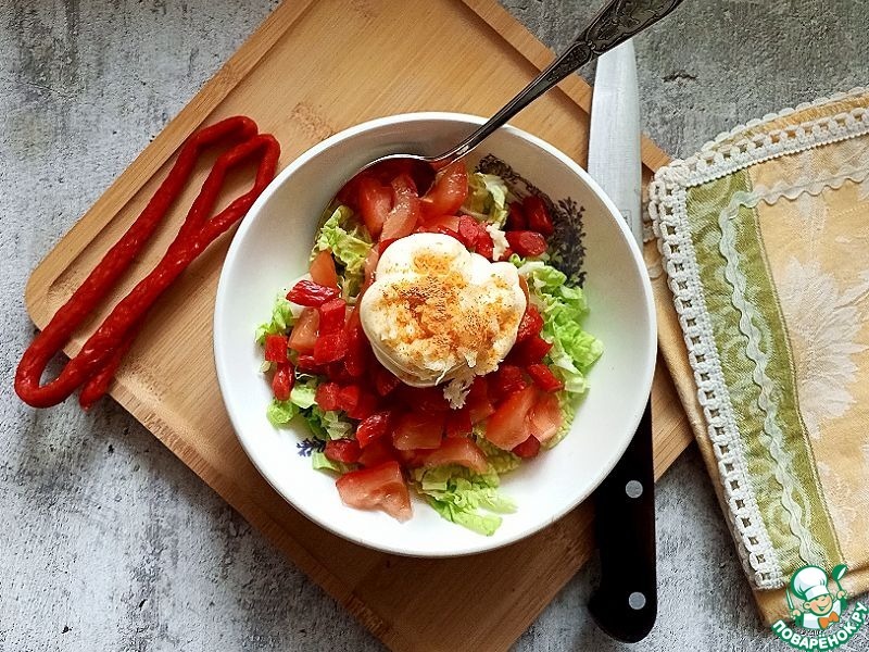 Овощной салат с колбасными снеками
