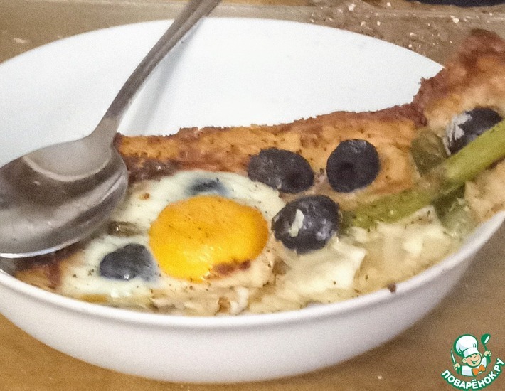 Пирог со спаржей, оливками и яйцами