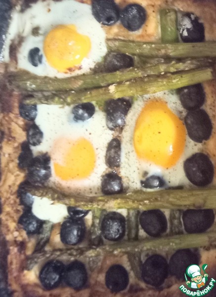 Пирог со спаржей, оливками и яйцами