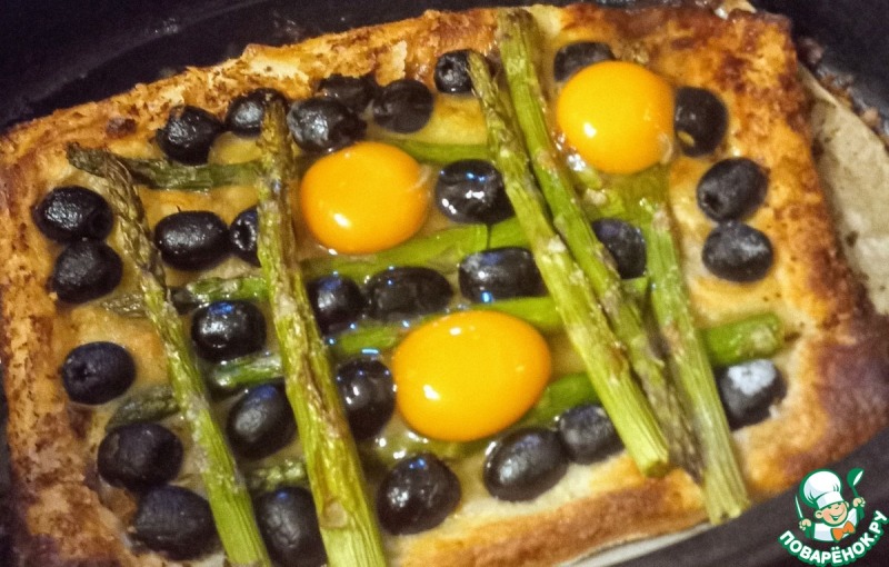 Пирог со спаржей, оливками и яйцами