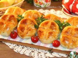 Пироги с мясным фаршем, овощами, соусом