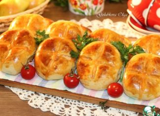 Пироги с мясным фаршем, овощами, соусом